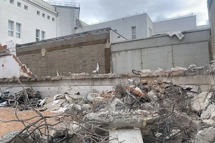 Ist das Baufeld frei, wird ein Neubau hochgezogen, in das ein Hotel der Radisson-Gruppe einziehen wird. Klicken Sie sich durch die Bilder des Abbruchhauses ...