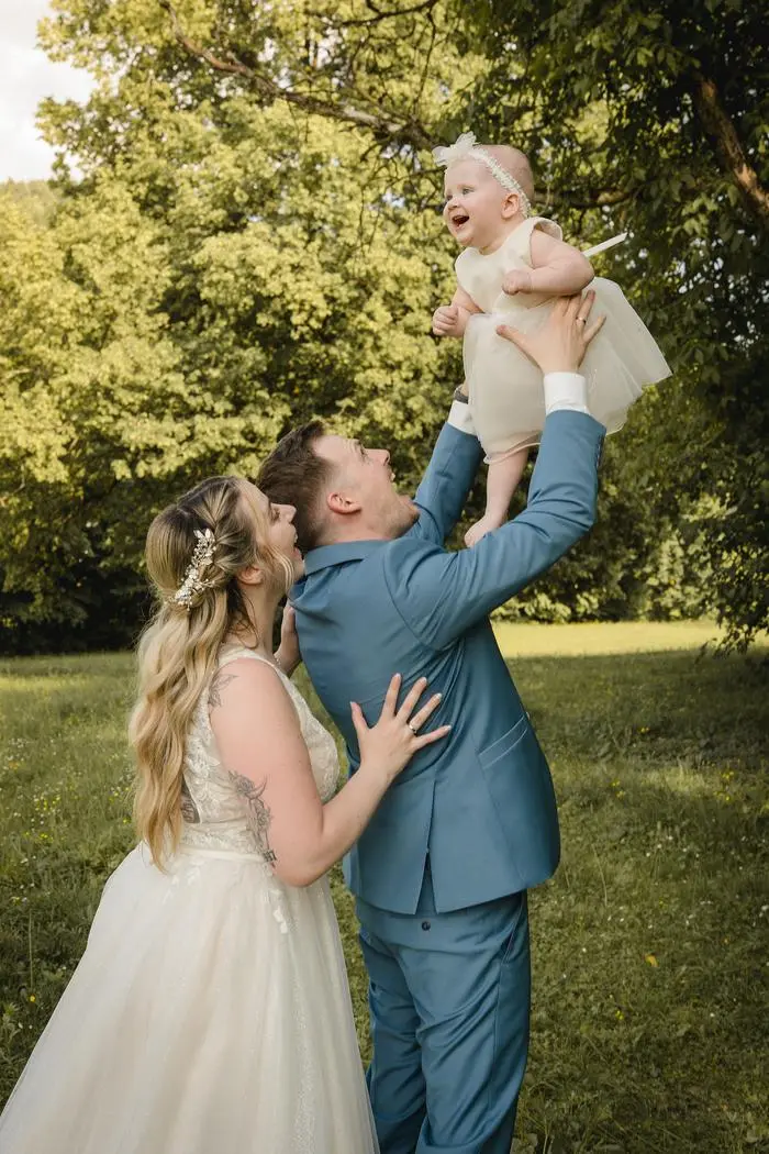 Lena Trampitsch und Manuel Oberdorfer mit Tochter Ella