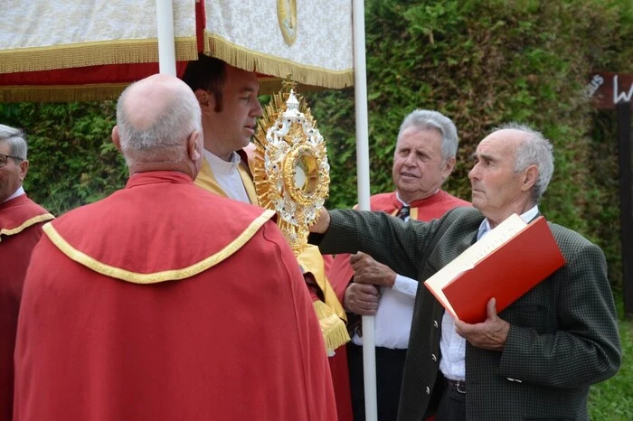 Nach jahrhundertealter Tradition gab es nach dem Segen die Ehrensalve für das Allerheiligste von der Schützengarde der Pfarrgemeinde.