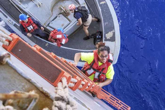 Die beiden Seglerinnen Jennifer Appel and Tasha Fuiaba waren seit Mai unterwegs und setzten seit einiger Zeit Notrufe ab. Erst am Dienstag entdeckte ein taiwanisches Fischerboot die Besatzung und informierte die US-Behörden.