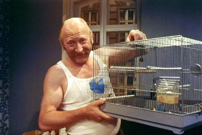 "Mundl" und sein Kanarienvogel.
