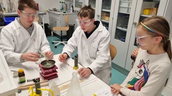 Im Chemie-, Physik- oder Biologie-Labor legten die jungen Forscher bei Versuchen selbst Hand an