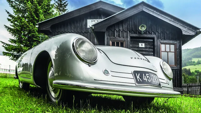 Der 001 vor dem Konstruktionsbüro in Gmünd.  Im Sommer 1947 starteten Ferry Porsche und sein Team mit den Arbeiten am Projekt „356.49.001“, einem Sportwagen unter eigenem Namen. Chefkonstrukteur Karl Rabe führte penibel Tagebuch über die elf Monate von der Konstruktion bis zur Abnahmefahrt. Der 001er-Zweisitzer wog 595 Kilogramm, basierte auf einem Gitterrohrrahmen, bekam eine Roadster-Karosserie aus Aluminium und Achsen vom VW Käfer. Der VW-Motor war vor der Hinterachse angeordnet, ­leistete dank Doppelvergaser etc. 35 statt 24,5 PS. Ferry Porsche erinnerte sich in seinen Memoiren...