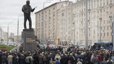 Die Statue von Michail Kalaschnikow