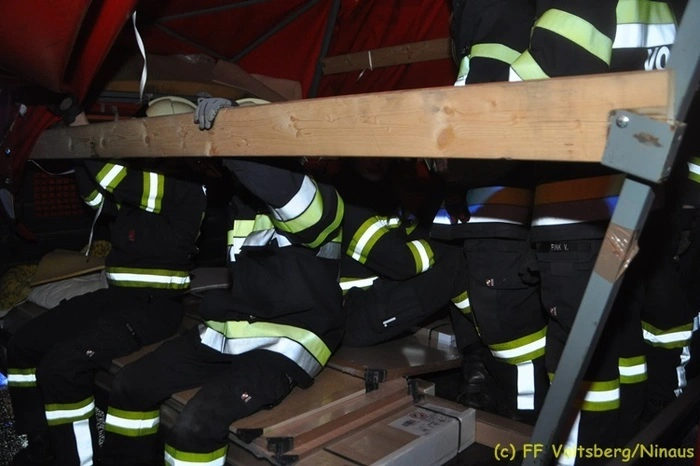 Das Ladegut haben die Feuerwehrleute auf einen ihrer Lkw umgeladen.