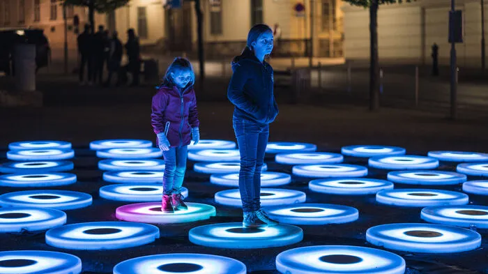 UFO-Optik: Leuchtende LED-Platten sind am Freiheitsplatz gelandet...