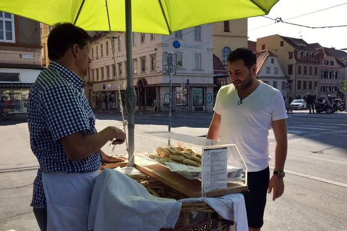 ... dort schaut sich der Münchner Starkoch erst einmal um, hier auf der Hauptbrücke in Graz ...