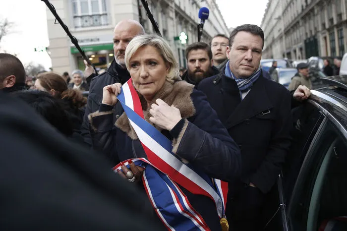 Die schon im Vorfeld umstrittene Teilnahme der Vorsitzenden der rechtspopulistischen Front National (FN), Marine Le Pen, sorgte bei einigen Dutzend jugendlichen Demonstranten für Unmut: Sie pfiffen Le Pen aus.
