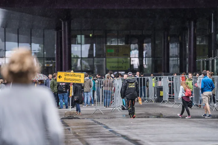Sie harren teilweise trotzdem seit Stunden im Freien vor der Grazer Stadthalle aus: Fans der Band "Muse", die heute auf ihrer Simulation Theory World Tour in Graz Station macht.