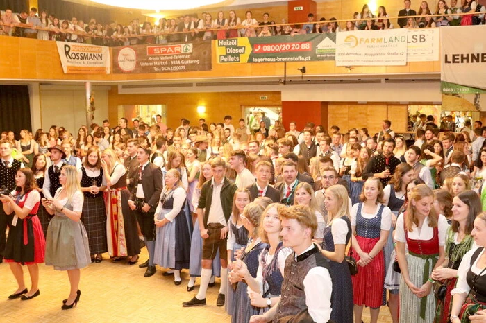 Hunderte Besucher in schmucken Trachten waren aus diesem Grund in das Kulturhaus von Althofen gepilgert. 
