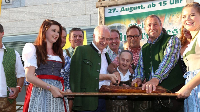 Gemeinsam mit Bürgermeister Alois Breisler schnitt Landesrat Johann Seitinger im Beisein einiger Ehrengäste zur Eröffnung des Festes das köstliche Mulbratl auf.