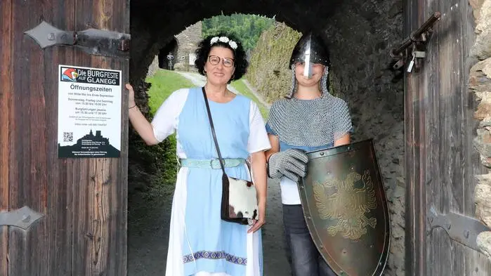 Am Burgtor war Dunja Wasserer (Schriftführerin) mit einem Ritter präsent.