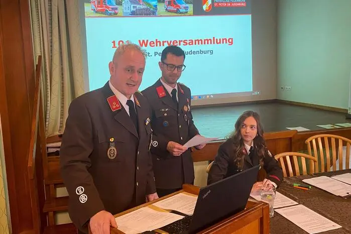 Kommandant HBI Peter Gruber-Veit konnte zahlreiche Ehrengäste aus Feuerwehr, Gemeinde, Polizei und Bergrettung begrüßen.