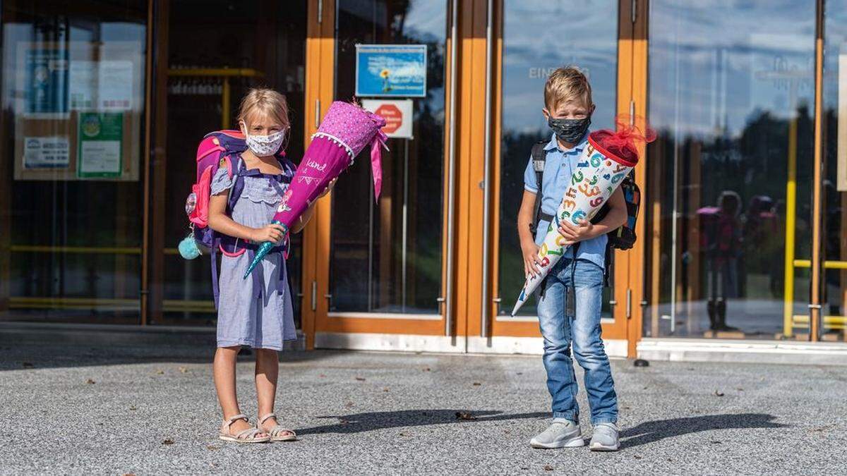 Taferklassler wie diese beiden (Sujetbild) erleben einen denkwürdigen Start in ihr Schulleben