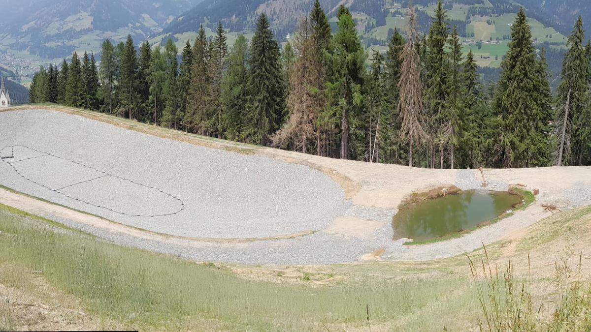 10.000 Kubikmeter fasst der neue Speicherteich und soll den Liftbetreibern das Leben erleichtern und dem Dorf zusätzlichen Schutz bieten