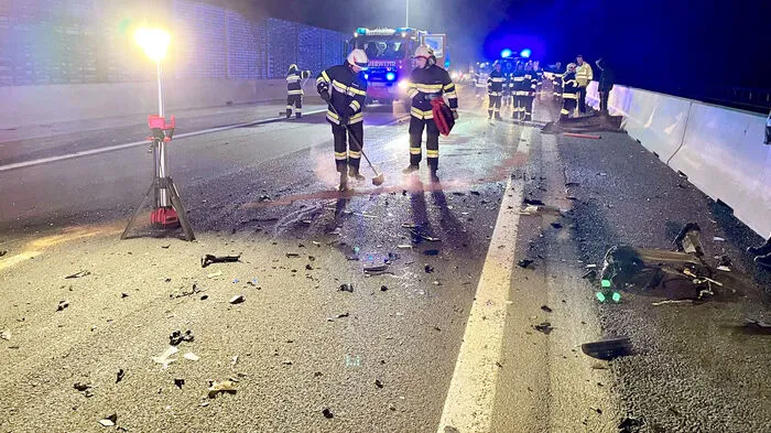 Die Trümmerteile waren auf 200 Metern quer über die ganze Autobahn verteilt.