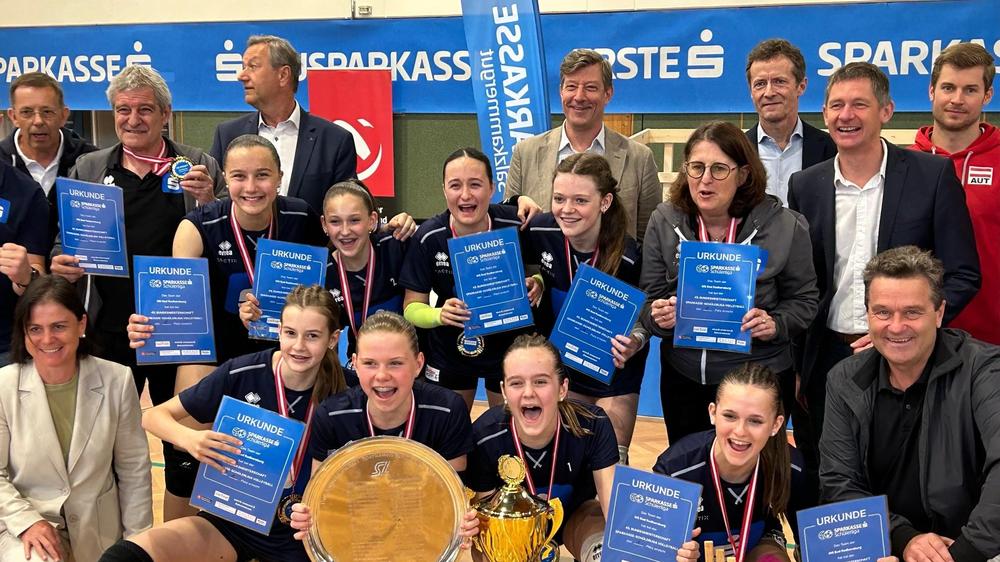 Die stolzen Siegerinnen der Mittelschule Bad Radkersburg mit Trainer Heimo Witsch (2. v. l.)