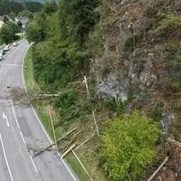 Am Dienstag in der Früh haben Facharbeiter mit der Beräumung des Geländes oberhalb der Straße begonnen