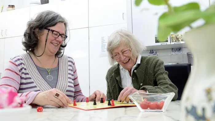 Die Besuchsdienste finden sowohl in Pflegeheimen als auch in Privathäusern statt (Sujetbild)