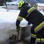 Feuerwehrleute bringen das Dämmmaterial ins Freie