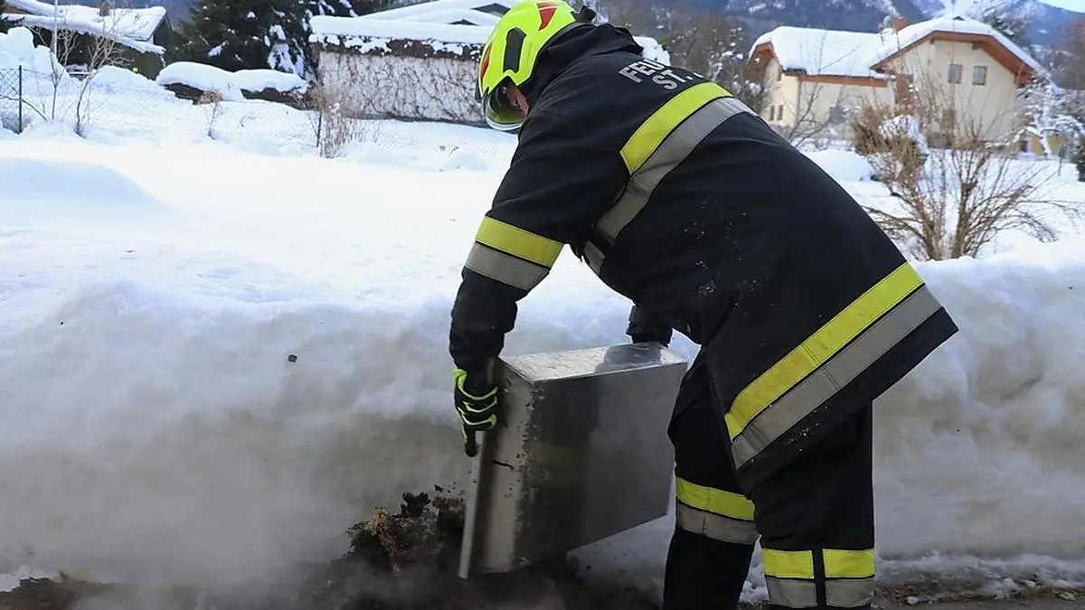 Feuerwehrleute bringen das Dämmmaterial ins Freie