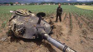 In einem slowenischen Maisfeld liegen die Überreste eines Panzers der Jugoslawischen Volksarmee
