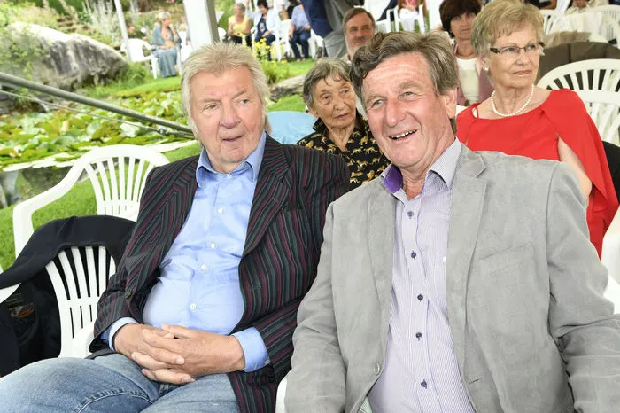 Kabarettist Werner Schneyder (links) brachte ein Geschenk mit. Er passte den Text von Udo Jürgens größtem Hit "Merci Chérie" an die neue Rose "Merci Udo" an. Gesungen wurde das Lied mit neuem Text von Ute Gfrerer.