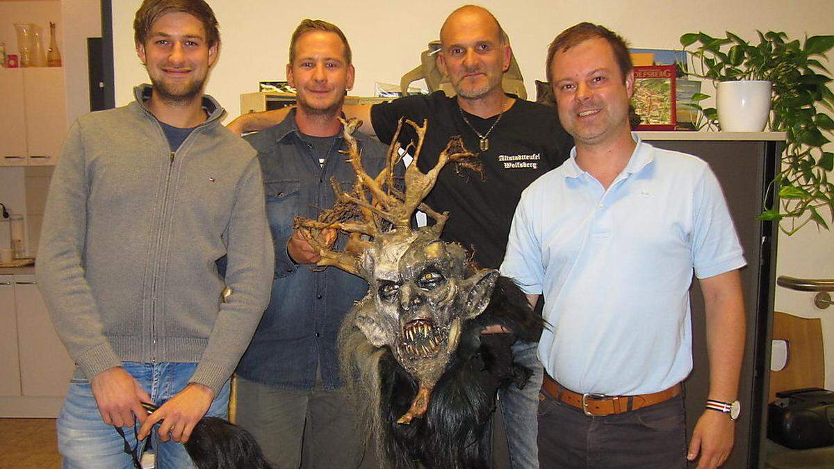 Von links: Gastwirt Nico Grilz, Christopher Hammerschmidt und Werner Brandstätter von den „Altstadtteufeln Wolfsberg“ und Stadtmarketingreferent Christian Stückler freuen sich auf das Zustandekommen eines Krampuslaufs