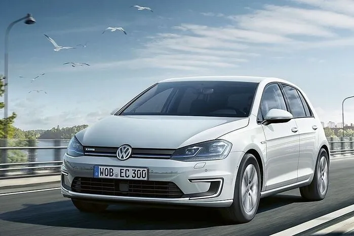 Ab Dezember steht die überarbeitete Version des Volks-Stromers bei den Händlern: stärker und mit höherer Reichweite bestückt. Ansonsten gilt: So alltagstauglich und unkompliziert zu fahrern wie jeder andere Golf auch.Preis: Ab ca. 38.000 Euro.Maximale Leistung: 100 kWMaximale Reichweite: 300 kmGeringster Verbrauch: 12,7 kWhKofferraumvolumen: 343 bis 1233 LiterAbmessungen: 4254/1799/1453 mm L/B/H