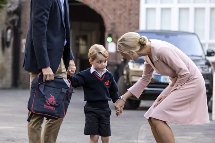Das Kleid in Zartrosa der Londoner Marke L. K. Bennett verzückte Frauen rund um die Welt. Vor allem, weil der Look sehr an den von Georges Mutter, Herzogin Kate, erinnert.