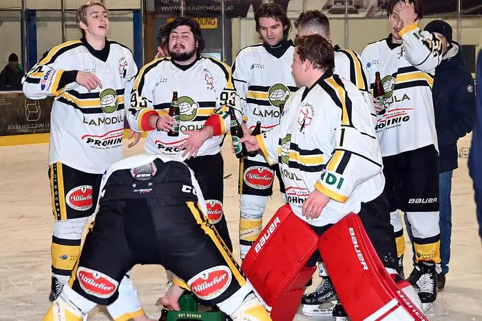Eishockey, 2024- 02-17,  Carinthian Team weiss /gelb  -Köttern blau rot
im Bild:  Carinthian Meister
Foto:Hermann Sobe 