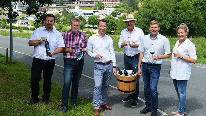Markus Neumeyer, Herbert Spirk, Philip Borckenstein-Quirini, Hans Gollowitsch, Wolfgang Kowald und Doris Fritz mit den neuen Thermen-Weinen