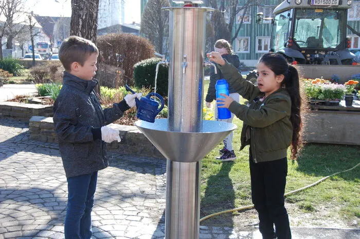 Die Stadtwerke stellten einen mobilen Trinkbrunnen zur Verfügung. Außerdem bekamen alle Kinder eine Trinkflasche und eine Gießkanne.