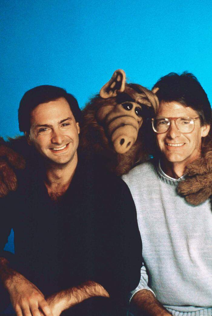 Links Produzent und Stimme von Alf Paul Fusco, in der Mitte Alf und rechts Produzent Tom Patchett