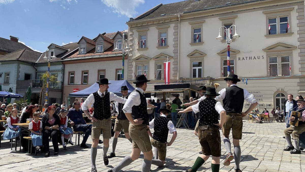 Feierstimmung beim Maibaumaufstellen am Hauptplatz