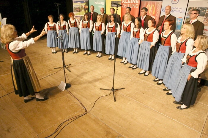 ... um den Klängen des Grenzlandchores Arnoldstein (Leitung Hedi Preissegger) ... 
