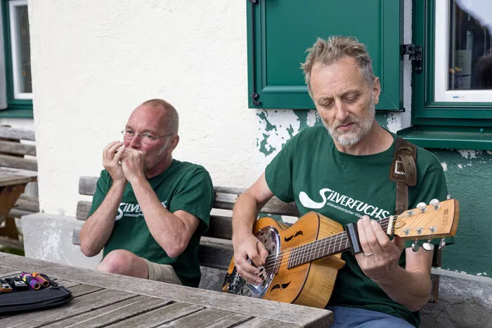 Echt, ehrlich, erdig und hörenswert: Sepp Tieber-Kessler und Stevie Muskatelz bei ihrem Konzert vor dem Admonter Haus