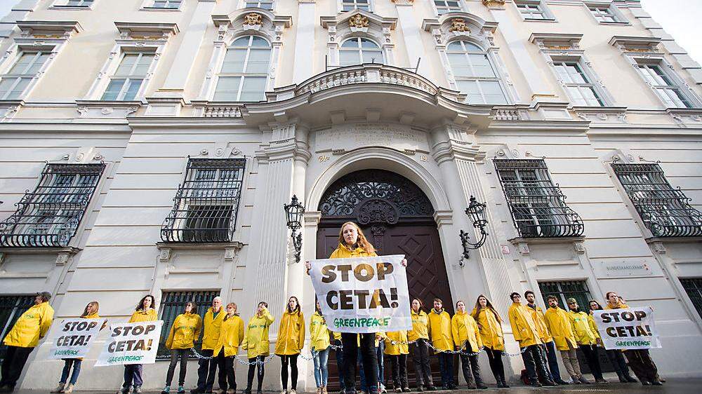 Protest: Greenpeace blockiert das Kanzleramt