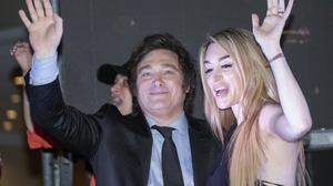 Javier Milei mit seiner Partnerin Fatima Florez 