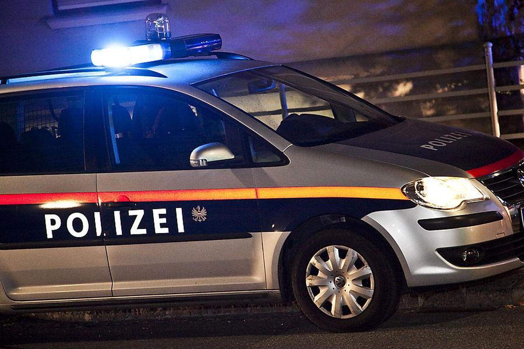 Brutaler Streit in Kärnten: Mann zerrt Ehefrau bei den Haaren aus dem Bett, sie sticht mit dem Messer zu