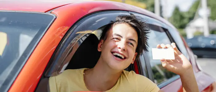 Das Programm ist eine Reaktion auf die hohe Verkehrsdichte auf der Insel, aber können 25.000 Euro junge Menschen dazu bringen, auf das Autofahren zu verzichten?