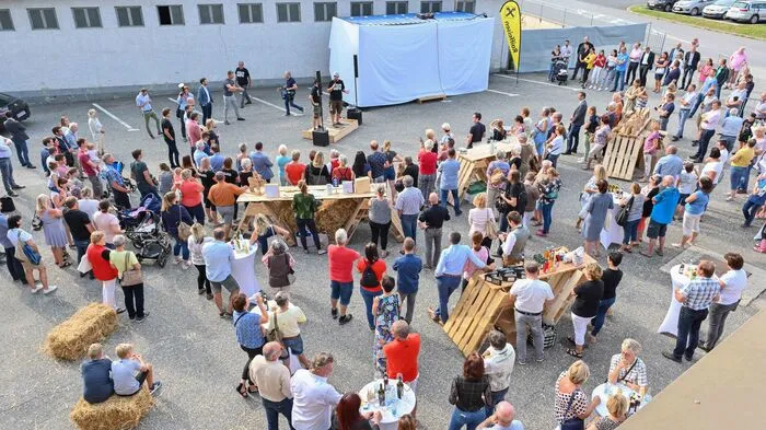 Die MyAcker-Erfinder Patrick Kleinfercher und Christoph Raunig eröffnet mit viel Prominenz am Areal der Glanzer-Mühlen ihre erste MyAcker-Box