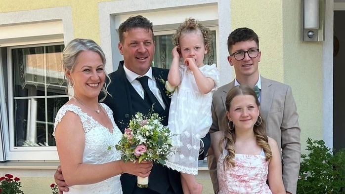 Das Ehepaar Smrtnik  mit ihren drei Kindern