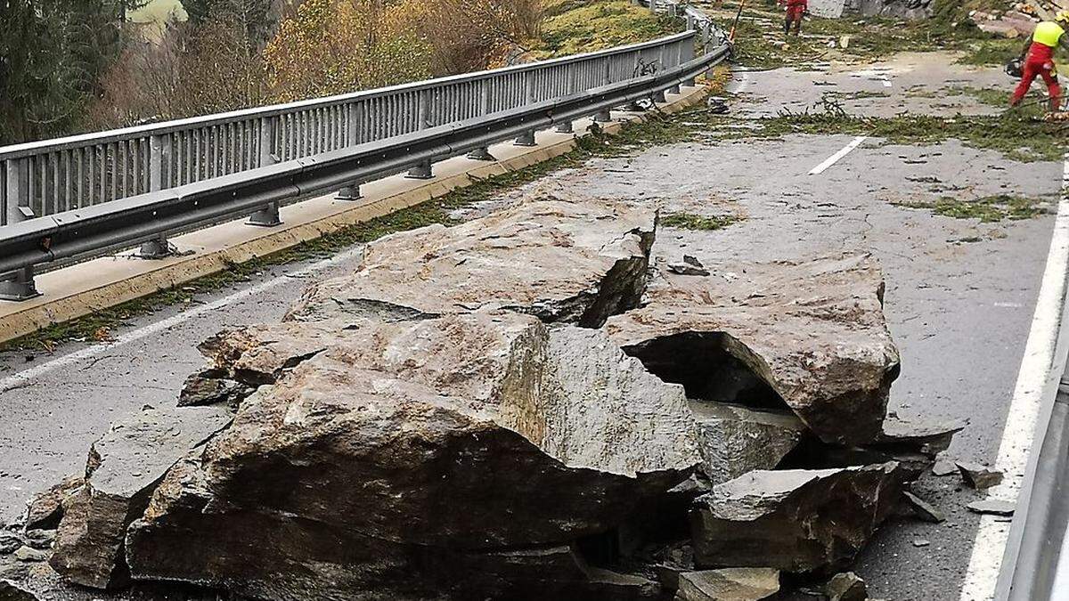 Bei den Aufräumarbeiten im November herrschte Gefahr in Verzug: Ein tonnenschwerer Felsbrocken krachte auf die Riebenbachbrücke. Amlacher: „Wir müssen alles tun, um für Sicherheit zu sorgen“