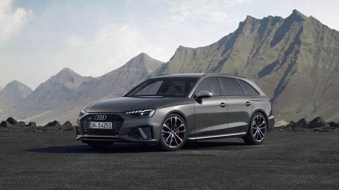 Nach vier Jahren Bauzeit hat Audi seinem wichtigsten Modell, dem Mittelklässler A4, eine umfangreiche Modellpflege verpasst. Beim Design holt der Ingolstädter das nach, was die fünfte Auflage zu Beginn ihres Lebenszyklus' vermissen ließ.