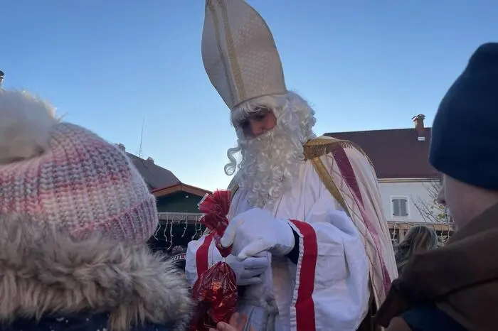 Anziehungspunkt war der Nikolaus, der an die Kinder Geschenke verteilte.