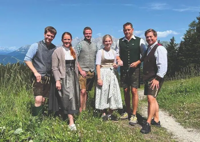 Die Pächter in Gestalt der Familie Weichsler und Mathias Schütter mit Thomas Kaserer, dem Vorsitzenden der Alpenvereinssektion Schladming