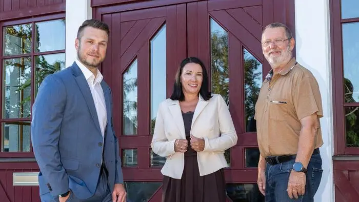 Bürgermeisterin Tanja Fauland-Gratz mit dem langjährigen Gemeindearzt Heimo Holik (r.) und Nachfolger Andreas Winter