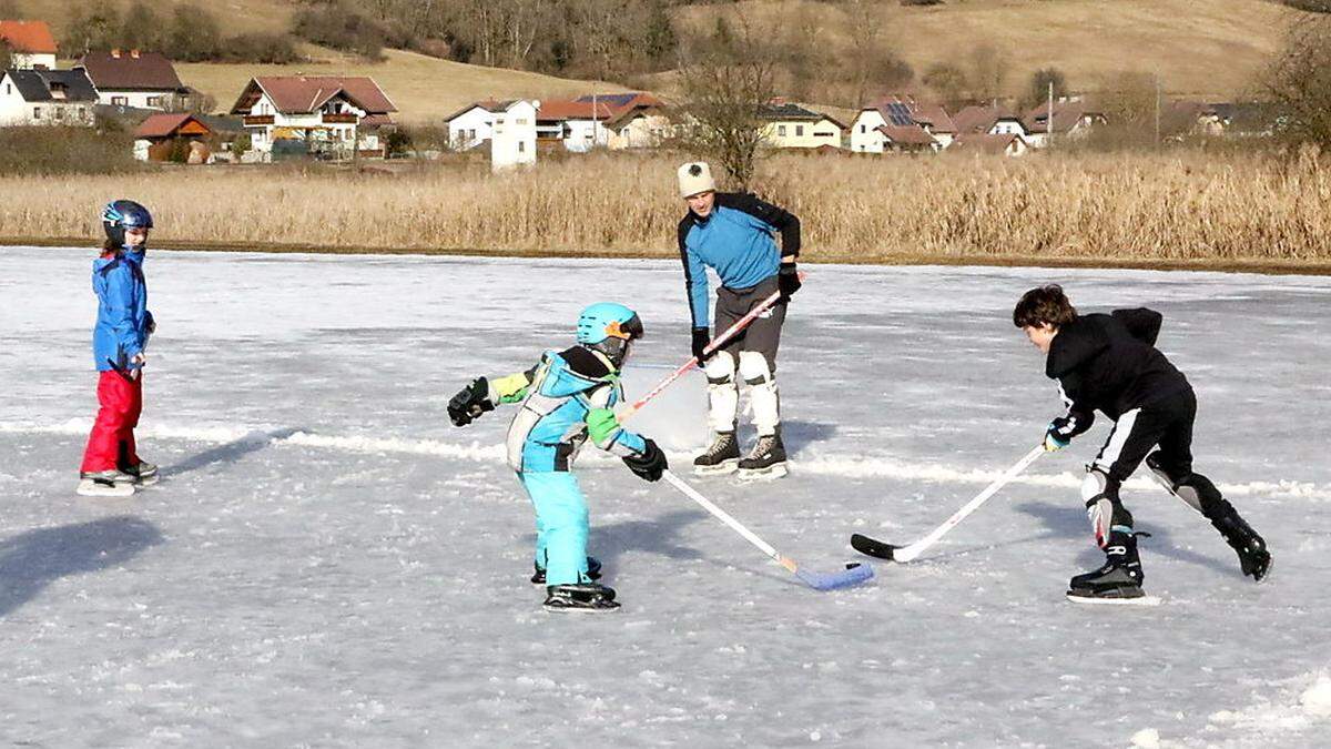 Beim Radlerstop ist das Eislaufen, je nach Wetterlage, noch möglich