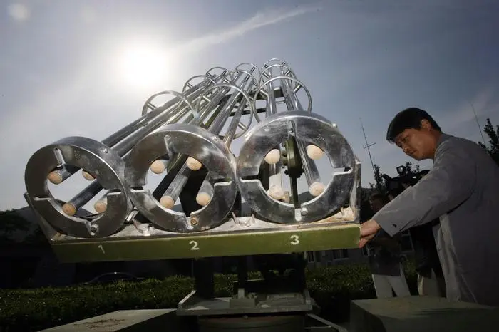 A rocket launcher used to seed clouds to induce rain is seen at a station of the Beijing Meteorological Bureau in Beijing, China, Thursday, July 19, 2007. Beijing regularly uses cloud seeding techniques to improve the local weather conditions and the bureau has been tasked to ensure optimum weather conditions for the 2008 Olympic Games. (AP Photo/Ng Han Guan) ;sujet china, wetter machen